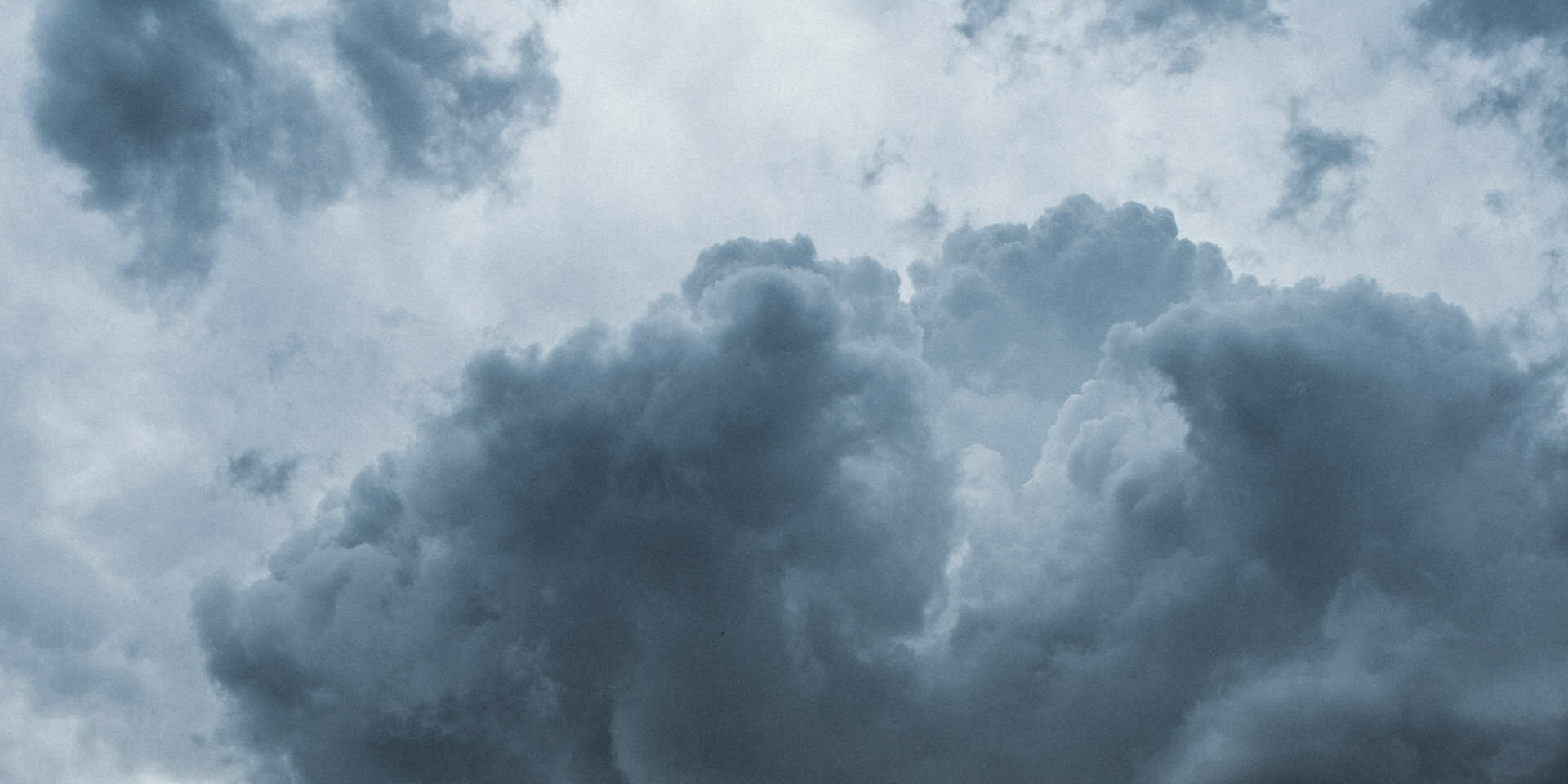 ciemne chmury Niepewność, martwienie się i rozwiązywanie problemów